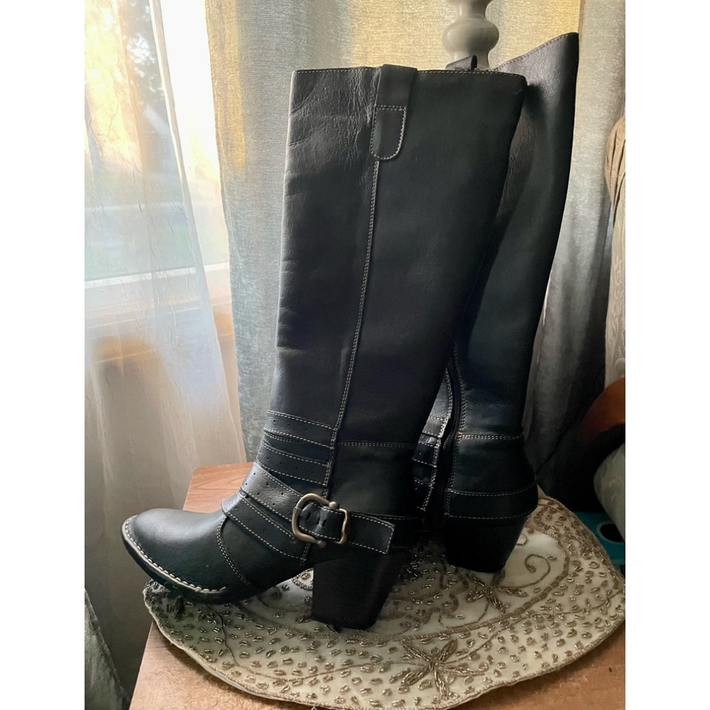 Like New, Lassen, Dark brown boots, zipper closure, 9